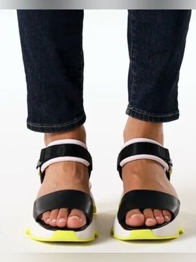 SOREL Women's Kinetic Impact Y
Strap Sandals in black , Sz 8